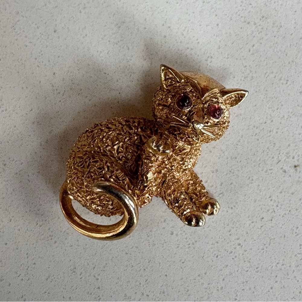 Signed Trifari Gold Tone Rhinestone Kitty Cat Brooch Pin 1960's Vintage Jewelry